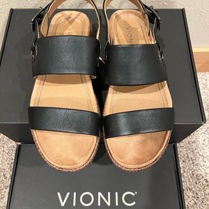 Vionic Louise Raffia platform sandals. Size 7- in great shape!